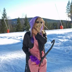 Gammel Heks med Tørklæde Maske