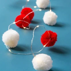 LED Guirlande Pompoms Rød/Hvid