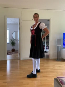 Oktoberfest Dirndl Sort/Rødt Kostume