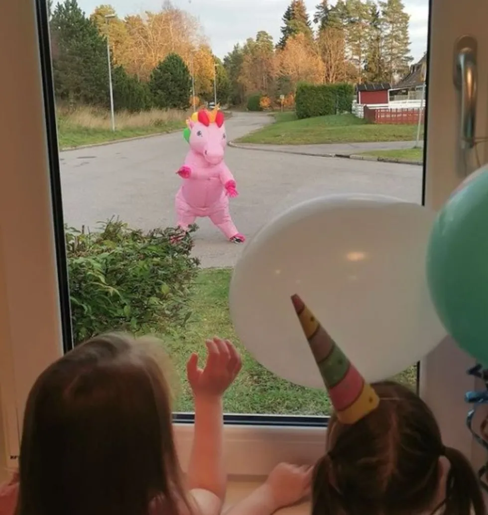 Oppustelig Enhjørning med Regnbuefarvet Manke Kostume