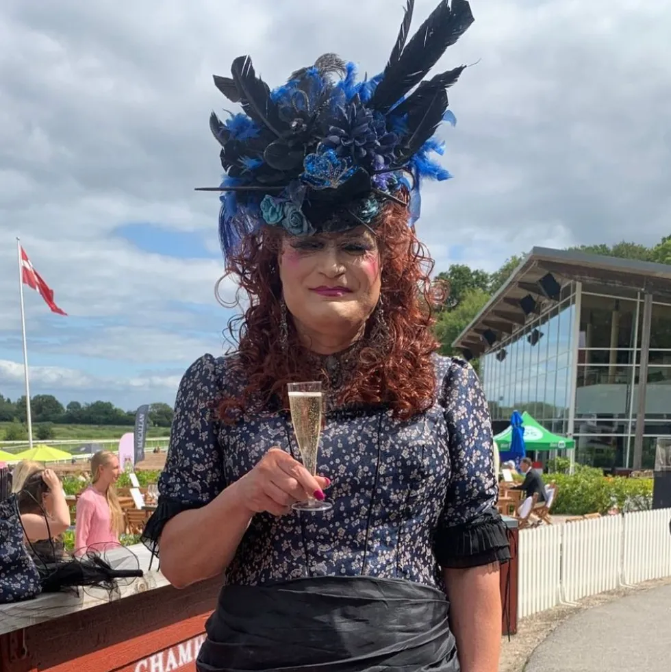 Saloon Girl Rød Krøllet Paryk